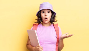 Genç İspanyol kadın inanılmaz bir sürprizle şaşkına dönmüş ve hayrete düşmüştü. okul konseptine geri dön