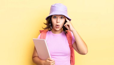 Genç İspanyol kadın şaşırmış görünüyor, yeni bir düşünce, fikir ya da konsept keşfediyor. okul konseptine geri dön