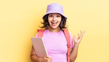 Genç İspanyol kadın kendini mutlu hissediyor, bir çözüm ya da fikir bulduğuna şaşırıyor. okul konseptine geri dön