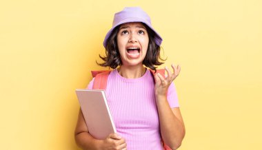 Genç İspanyol kadın umutsuz, hayal kırıklığına uğramış ve stresli görünüyor. okul konseptine geri dön