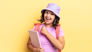 Genç İspanyol kadın kendini mutlu hissediyor ve bir meydan okumayla yüzleşiyor ya da kutluyor. okul konseptine geri dön