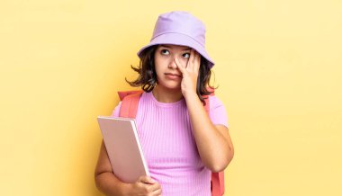 Genç İspanyol bir kadın bıkkın, hayal kırıklığına uğramış ve yorucu bir günün ardından uykulu hissediyor. okul konseptine geri dön