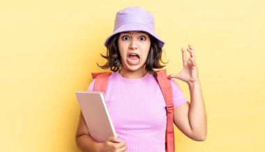 Genç İspanyol kadın ellerini havaya kaldırarak çığlık atıyor. okul konseptine geri dön