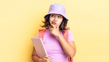 Genç İspanyol kadın düşünüyor, kuşkulu ve şaşkın hissediyor. okul konseptine geri dön