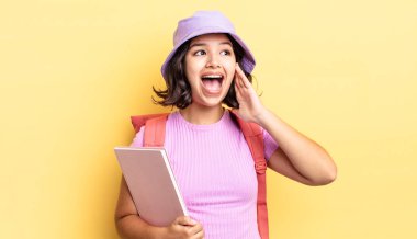 Genç İspanyol kadın mutlu, heyecanlı ve şaşırmış hissediyor. okul konseptine geri dön