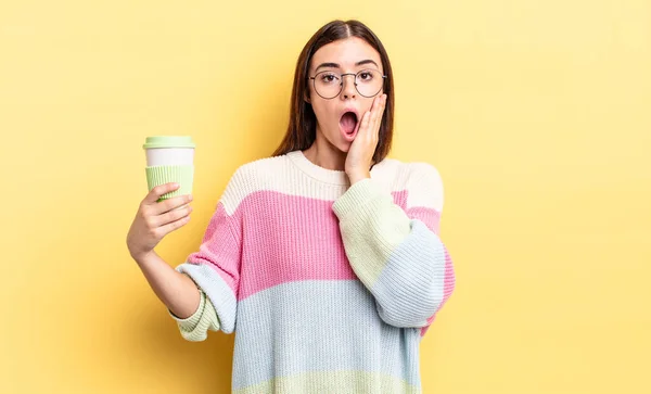 Junge Hispanische Frau Schockiert Und Verängstigt Kaffee Zum Mitnehmen — Stockfoto