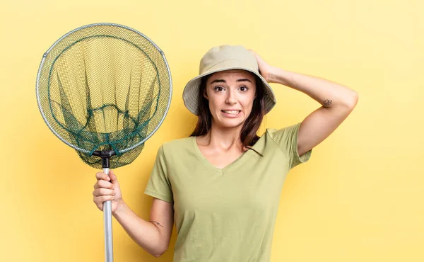 Genç İspanyol kadın kendini stresli, endişeli ya da korkmuş hissediyor.