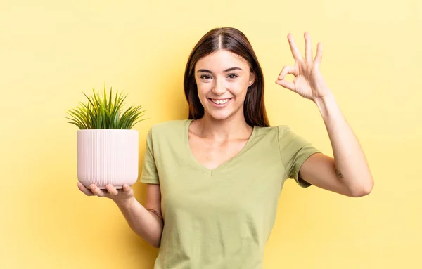 Jovem Hispânica Sentindo Feliz Mostrando Aprovação Com Gesto Conceito Vaso — Fotografia de Stock