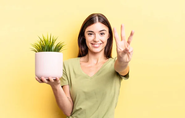 Jovem Hispânica Sorrindo Parecendo Amigável Mostrando Número Três Conceito Vaso — Fotografia de Stock