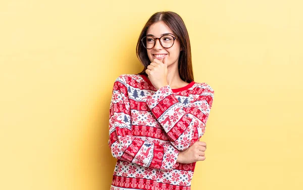 Joven Mujer Hispana Sonriendo Con Una Expresión Feliz Segura Con — Foto de Stock