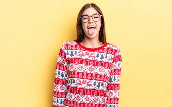 Neşeli ve asi tavırları olan, şaka yapan ve dilini dışarı çıkaran genç İspanyol bir kadın. Chistmas ve yeni yıl konsepti