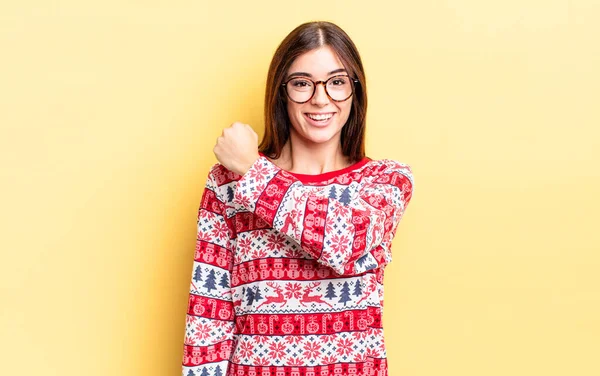 Genç İspanyol kadın kendini mutlu hissediyor ve bir meydan okumayla yüzleşiyor ya da kutluyor. Chistmas ve yeni yıl konsepti