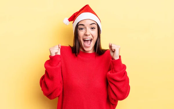 Jonge Spaanse Vrouw Voelt Zich Geschokt Lacht Viert Succes Kerst — Stockfoto