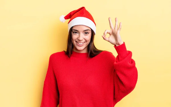 Giovane Donna Ispanica Sentirsi Felice Mostrando Approvazione Con Gesto Giusto — Foto Stock