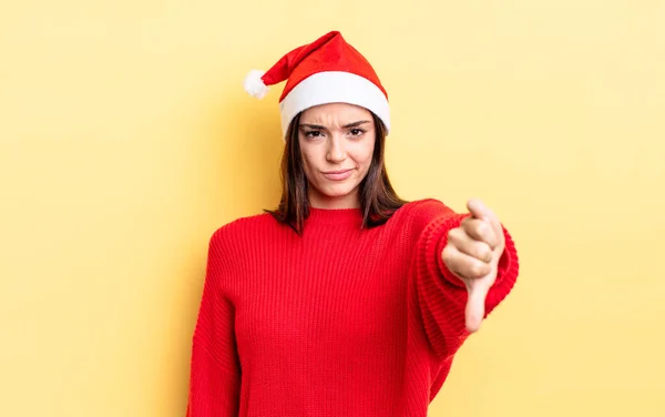 Jovem Hispânica Sentindo Cruz Mostrando Polegares Para Baixo Chistmas Conceito — Fotografia de Stock