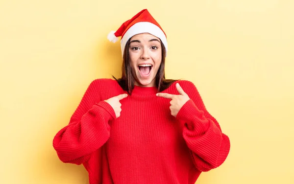 Jonge Spaanse Vrouw Voelt Zich Gelukkig Wijst Naar Zichzelf Met — Stockfoto