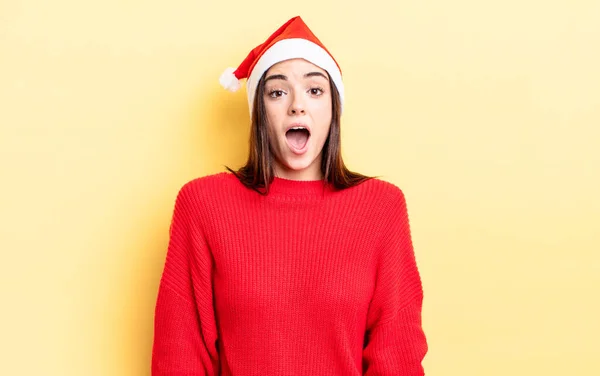 Junge Hispanische Frau Die Sehr Schockiert Oder Überrascht Aussah Weihnachts — Stockfoto