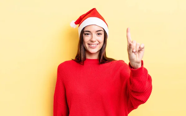 Jonge Spaanse Vrouw Glimlachend Vriendelijk Toont Nummer Een Kerst Nieuwjaarsconcept — Stockfoto