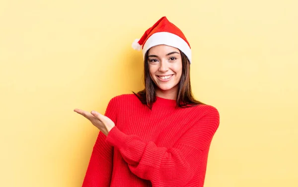 Jonge Spaanse Vrouw Glimlacht Vrolijk Voelt Zich Gelukkig Toont Een — Stockfoto