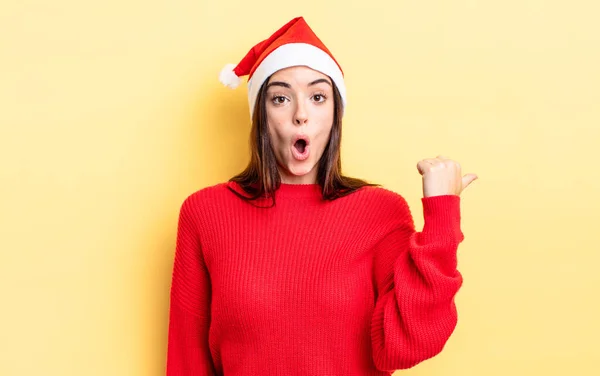 Junge Hispanische Frau Schaut Erstaunt Ungläubig Weihnachts Und Neujahrskonzept — Stockfoto