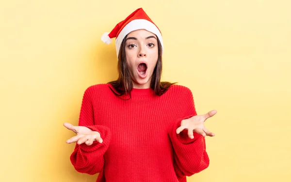 Junge Hispanische Frau Verblüfft Schockiert Und Erstaunt Mit Einer Unglaublichen — Stockfoto