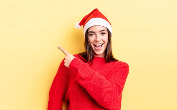 Jonge Spaanse Vrouw Kijkt Opgewonden Verrast Wijzend Naar Zijkant Kerst — Stockfoto