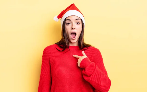 Junge Hispanische Frau Schaut Schockiert Und Überrascht Mit Weit Geöffnetem — Stockfoto