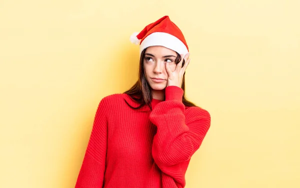 若いヒスパニック系の女性は退屈し フラストレーションを感じ 疲れ後に眠くなる クリスマスと新年のコンセプト — ストック写真