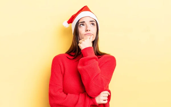 Ung Latinamerikansk Kvinna Tänker Känner Sig Tveksam Och Förvirrad Jul — Stockfoto