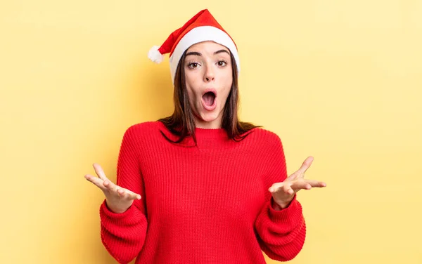 Junge Hispanische Frau Die Extrem Schockiert Und Überrascht Ist Weihnachts — Stockfoto