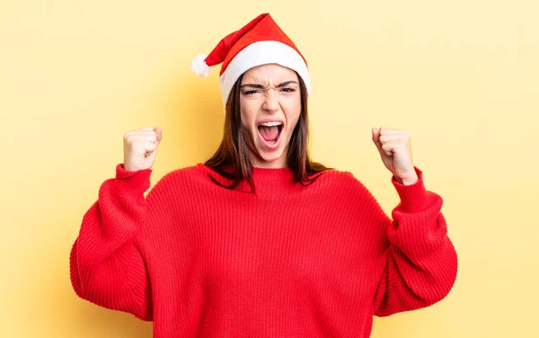 Junge Hispanische Frau Schreit Aggressiv Mit Wütendem Gesichtsausdruck Weihnachts Und — Stockfoto