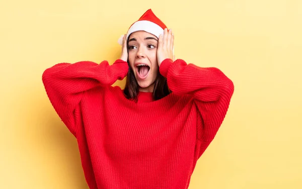 Mladá Hispánka Cítí Šťastná Vzrušená Překvapená Chistmas Novoroční Koncept — Stock fotografie