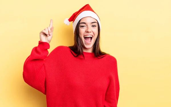 Jonge Spaanse Vrouw Voelt Zich Een Gelukkig Opgewonden Genie Het — Stockfoto