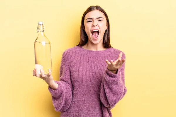 Ung Latinamerikansk Kvinna Som Ser Arg Irriterad Och Frustrerad Vattenflaskans — Stockfoto