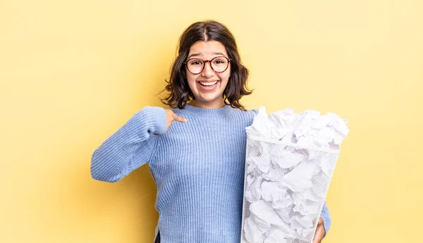 Giovane Donna Ispanica Sensazione Felice Indicando Con Eccitato Fallire Concetto — Foto Stock