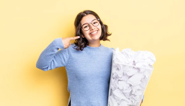 Jovem Hispânico Mulher Sorrindo Confiantemente Apontando Para Próprio Sorriso Largo — Fotografia de Stock