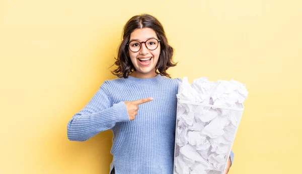 Young Hispanic Woman Looking Excited Surprised Pointing Side Fail Trash — Stock Photo, Image