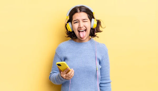 Joven Mujer Hispana Con Actitud Alegre Rebelde Bromeando Sacando Lengua —  Fotos de Stock