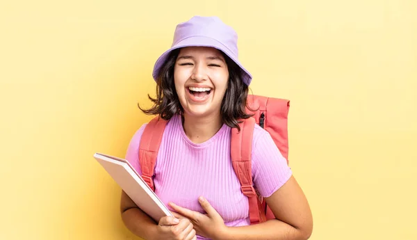 Giovane Donna Ispanica Ridere Alta Voce Qualche Battuta Divertente Torna — Foto Stock