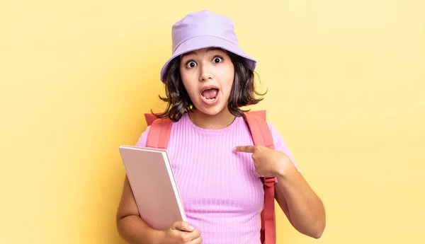 Giovane Donna Ispanica Guardando Scioccato Sorpreso Con Bocca Spalancata Indicando — Foto Stock