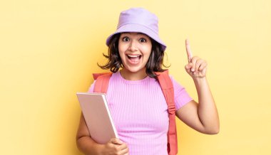 Genç İspanyol kadın bir fikri fark ettikten sonra mutlu ve heyecanlı bir dahi gibi hissediyor. okul konseptine geri dön