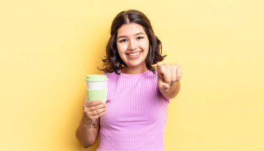 Genç İspanyol kadın kamerayı göstererek seni seçiyor. kahve konseptini kaldır.