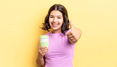 Genç İspanyol kadın gururlu, olumlu bir şekilde gülümsüyor. kahve konseptini kaldır.