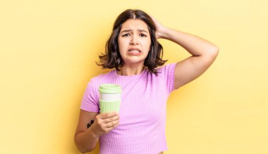 Genç İspanyol kadın stresli, endişeli ya da korkmuş hissediyor, elleri başının üstünde. kahve konseptini kaldır.