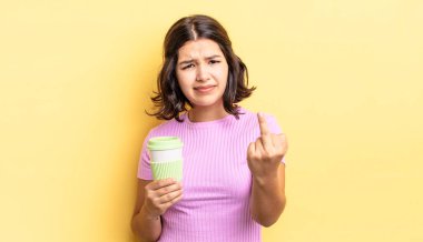 Genç İspanyol kadın kızgın, sinirli, asi ve agresif hissediyor. kahve konseptini kaldır.