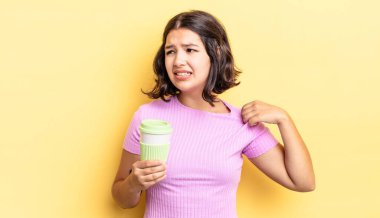 Genç İspanyol kadın stresli, endişeli, yorgun ve hayal kırıklığına uğramış hissediyor. kahve konseptini kaldır.