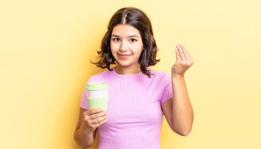 Genç İspanyol kadın kapiş ya da para hareketi yapıyor, sana ödemeni söylüyor. kahve konseptini kaldır.