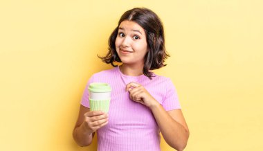 Genç İspanyol kadın kibirli, başarılı, pozitif ve gururlu görünüyor. kahve konseptini kaldır.