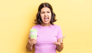 Genç İspanyol kadın kızgın, sinirli ve hayal kırıklığına uğramış görünüyor. kahve konseptini kaldır.