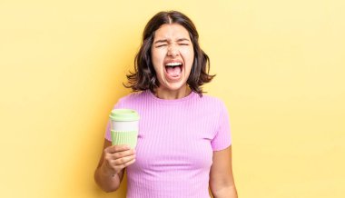 Genç İspanyol kadın agresif bir şekilde bağırıyor, çok kızgın görünüyor. kahve konseptini kaldır.